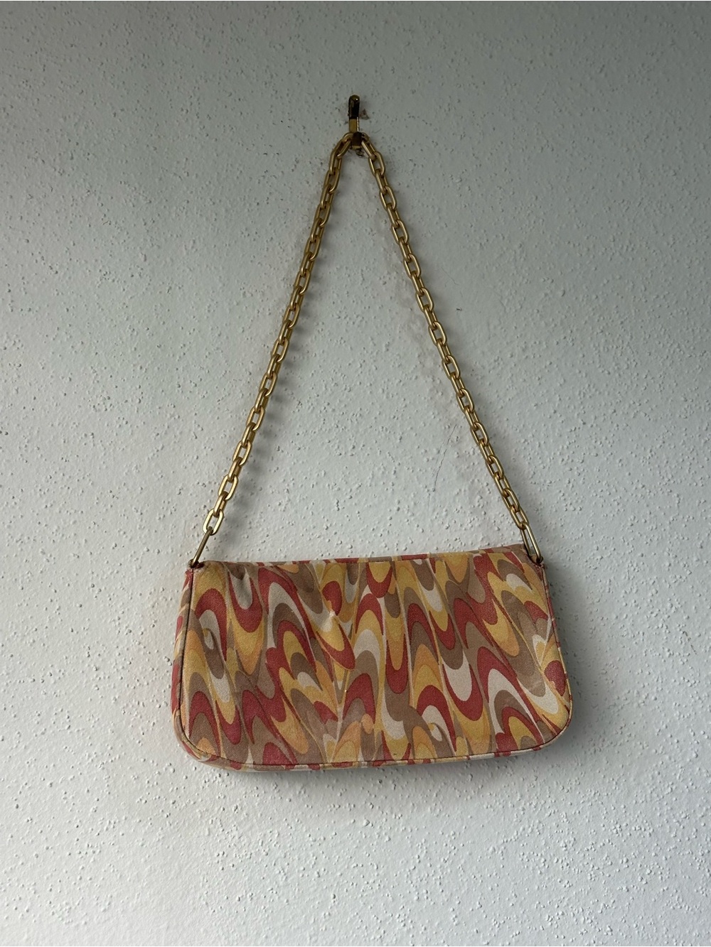 Gianfarco Listi wavy red, orange & tan small chained purse preowned.